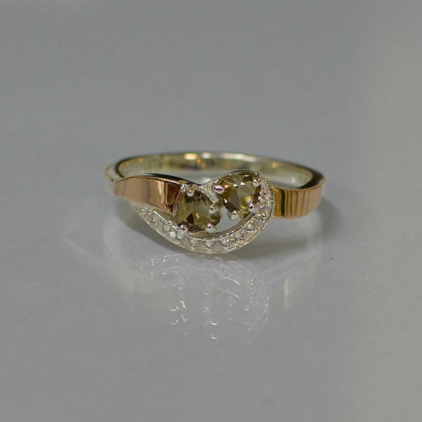 Срібна каблучка з серцями