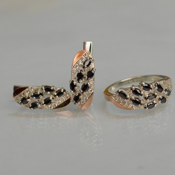 Срібний набір з золотими пластинами