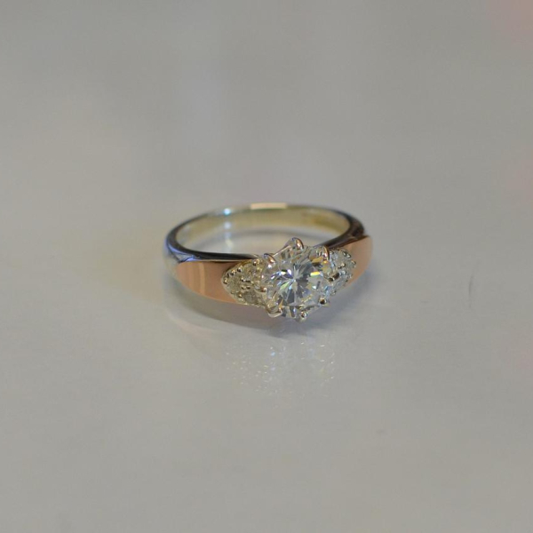 Срібна каблучка з золотими вставками