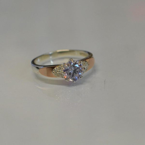 Срібна каблучка з золотими вставками