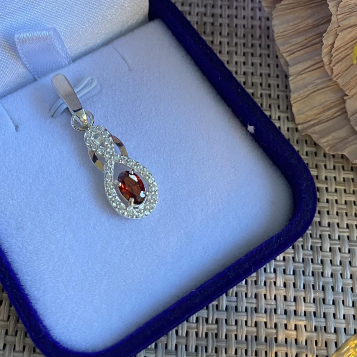 Серебряная подвеска с золотими вставками