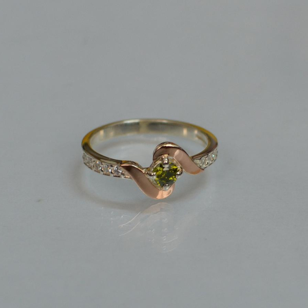 Срібне кільце з золотими вставками