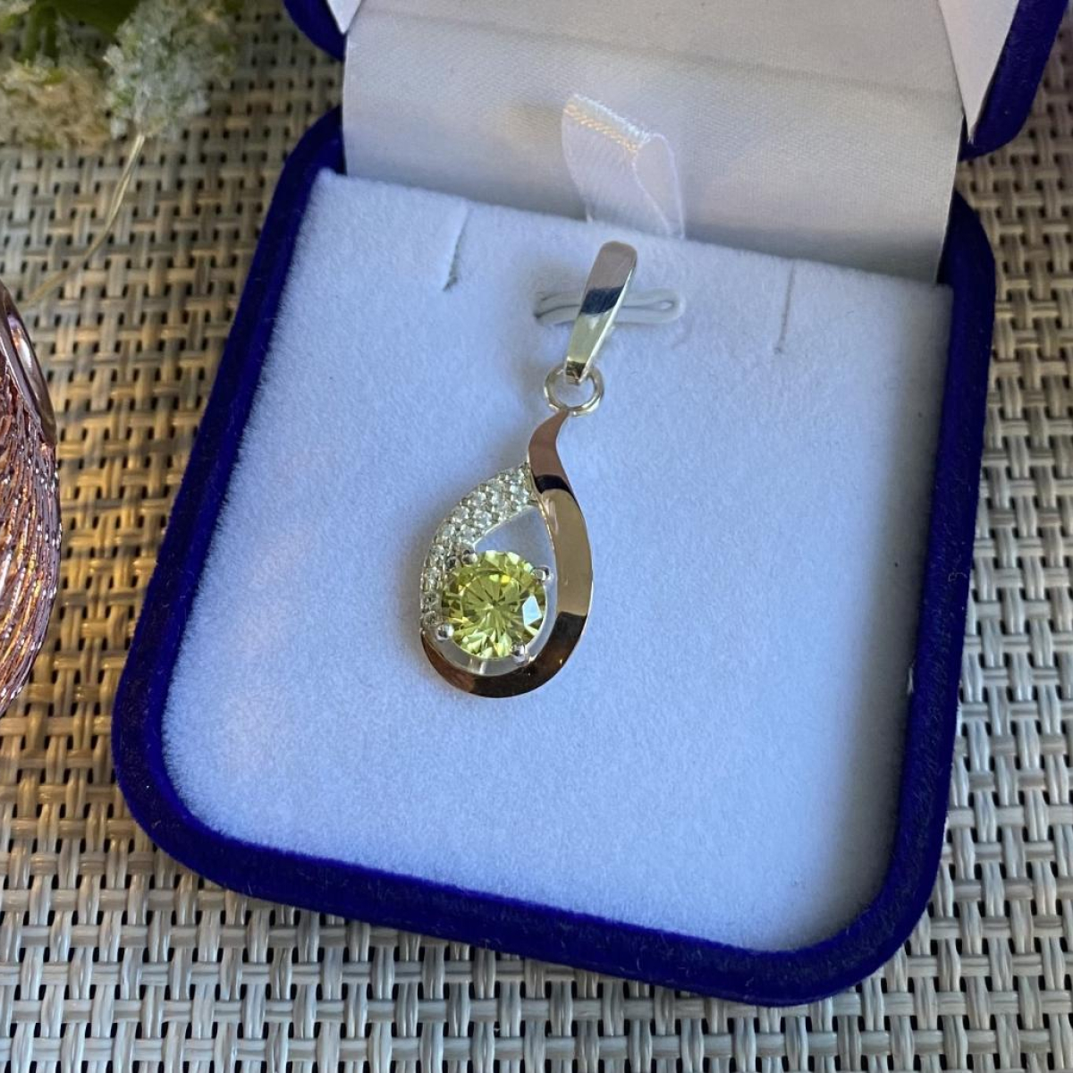 Серебряная подвеска с золотими вставками