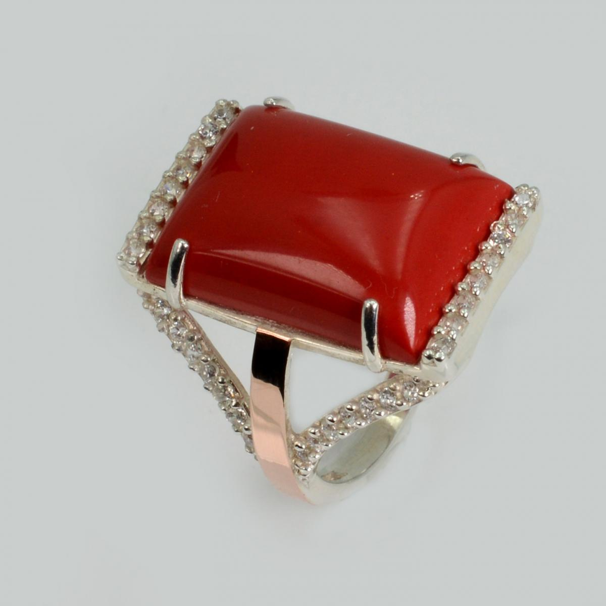 Срібна каблучка з кабашоном