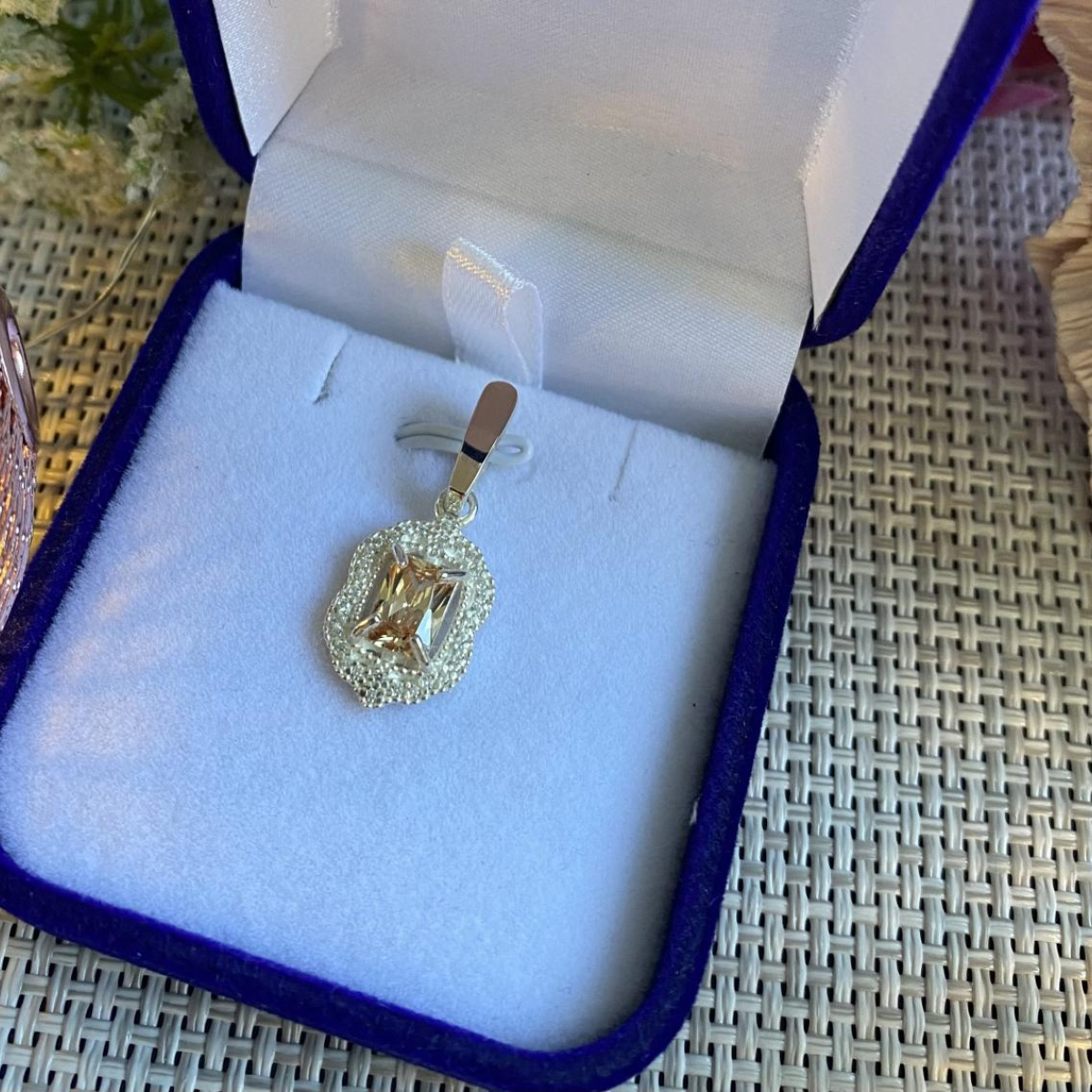 Срібна підвіска з пластинами золота