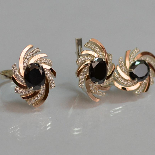 Срібний набір з золотими пластинами