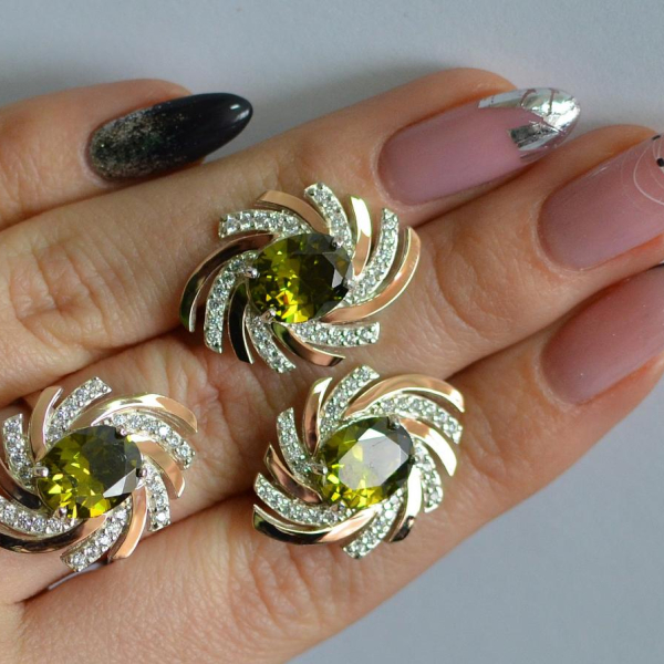 Срібний набір з золотими пластинами