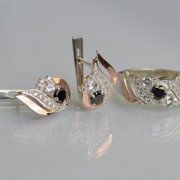 Срібний набір з золотими пластинами