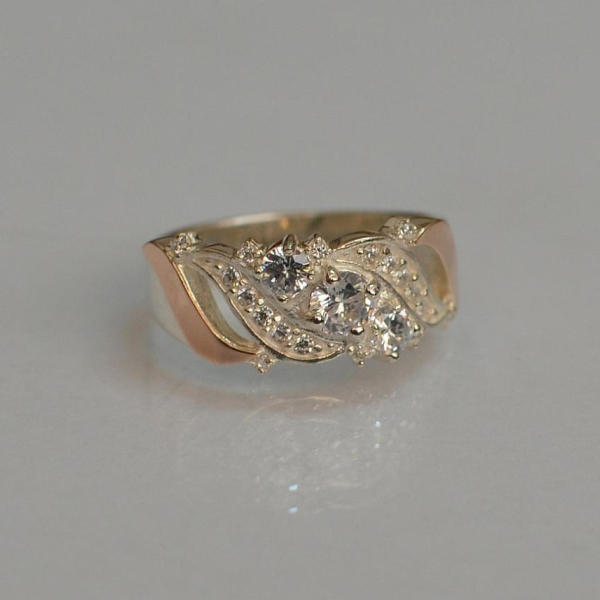 Срібна каблучка з золотими вставками