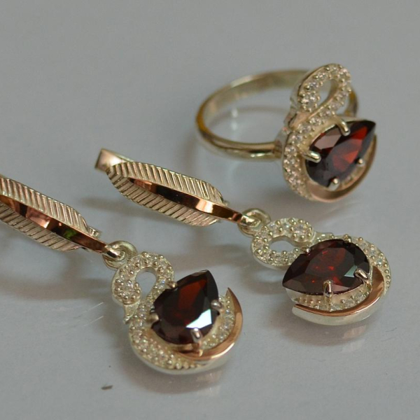 Срібний набір з золотими пластинами