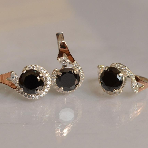 Срібний набір з золотими пластинами