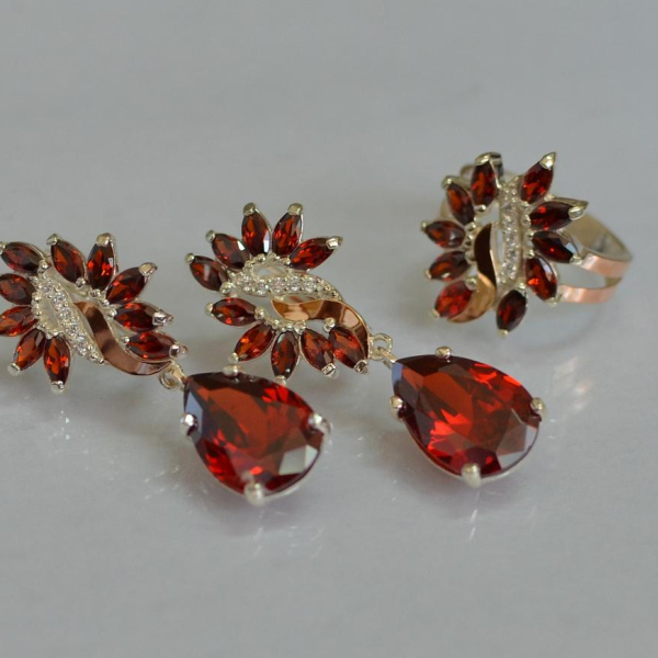 Срібний набір з золотими пластинами