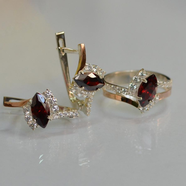 Срібний набір з золотими пластинами