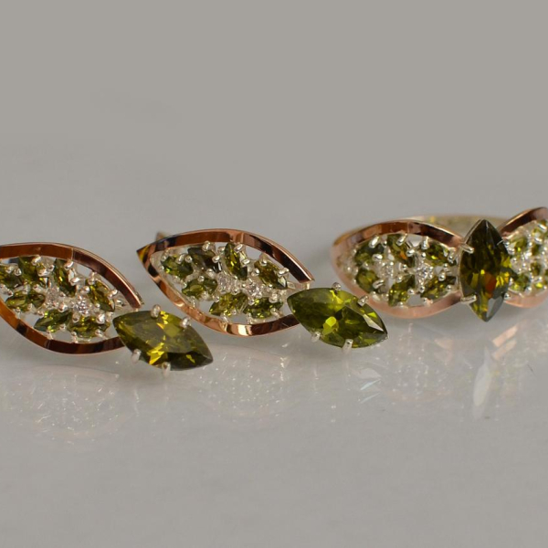 Срібний набір з золотими пластинами