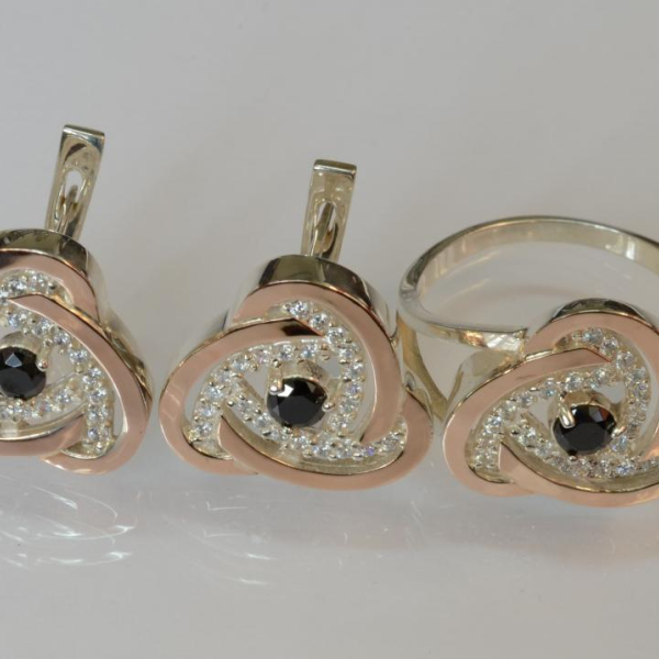 Срібний набір з золотими пластинами