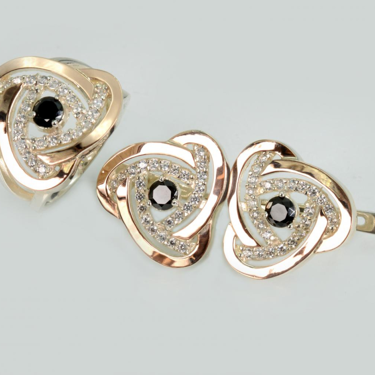 Срібний набір з золотими пластинами