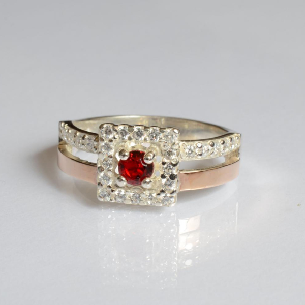 Срібна каблучка з золотими вставками