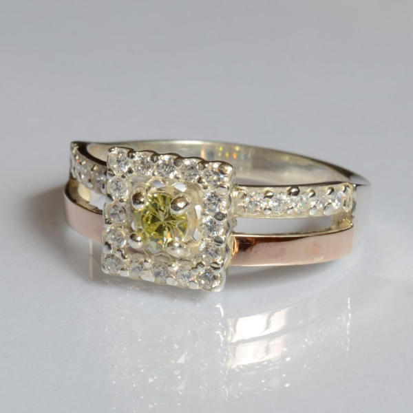 Срібна каблучка з золотими вставками