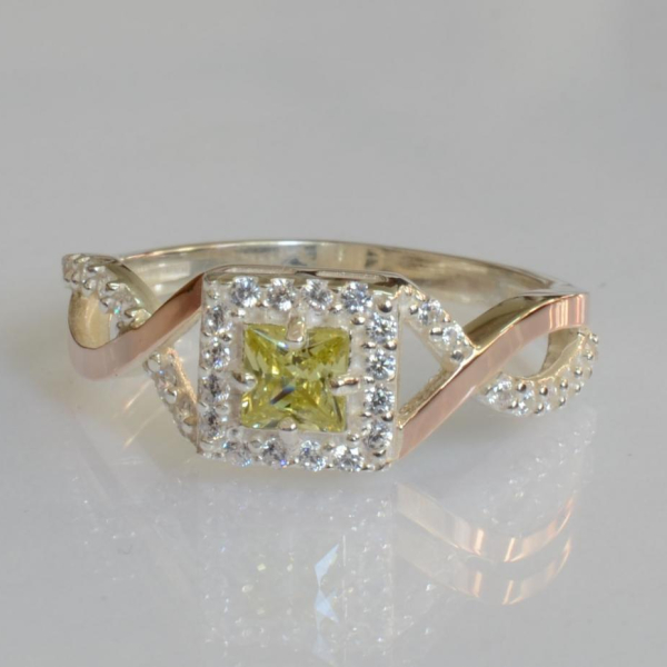 Срібна каблучка з золотими вставками