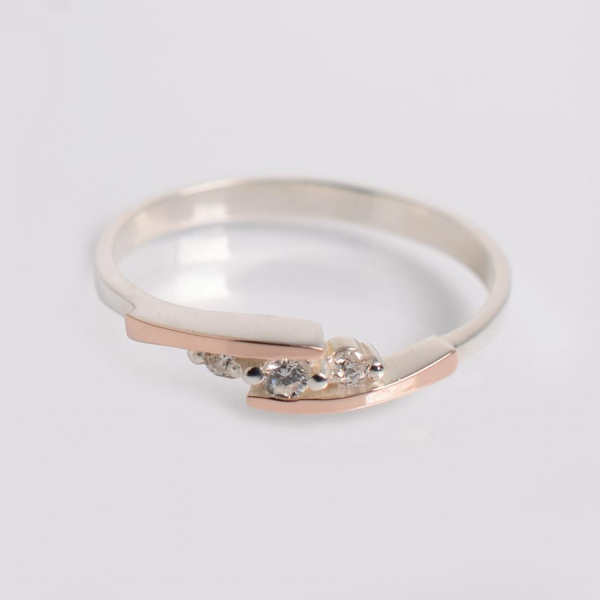 Срібна каблучка з золотими вставками