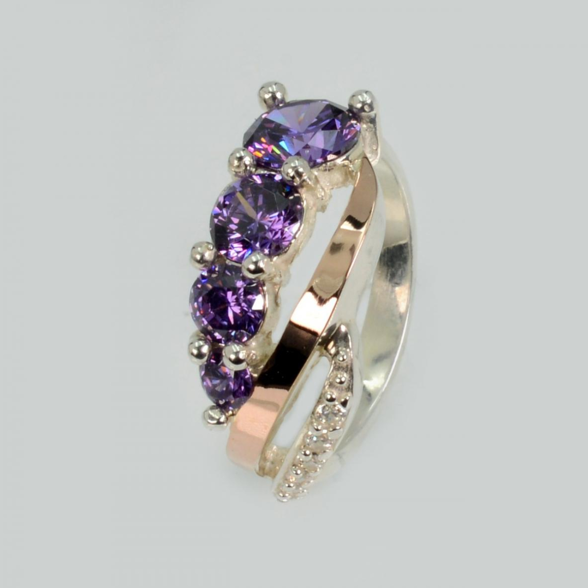 Срібна каблучка з золотими вставками