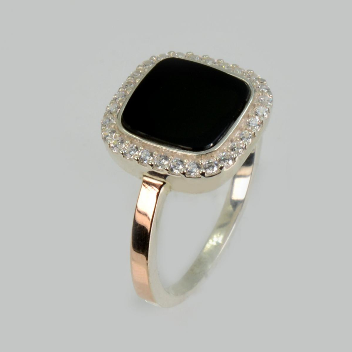 Срібна каблучка з фіанітами та оніксом