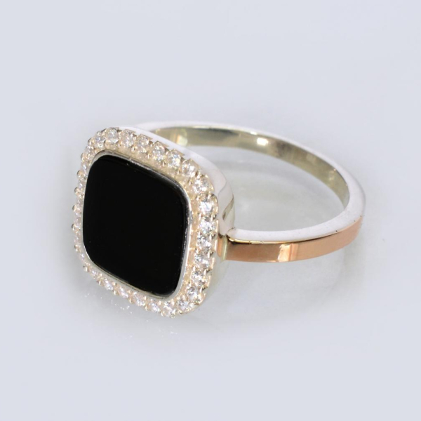 Срібна каблучка з фіанітами та оніксом