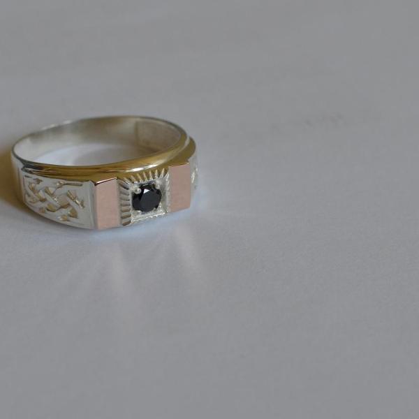 Срібний перстень з золотими пластинами