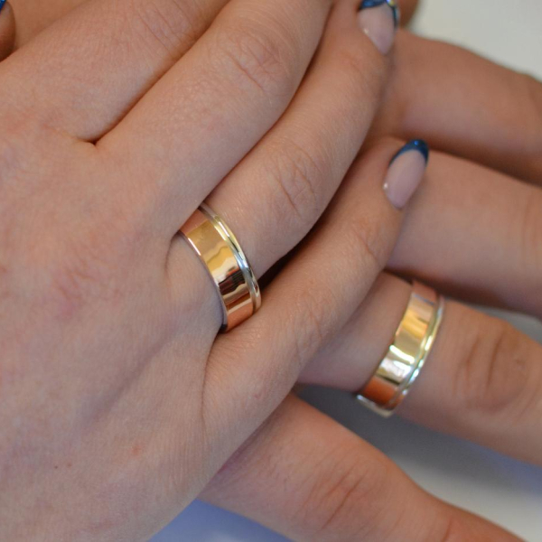 Серебряное обручальное кольцо с золотом