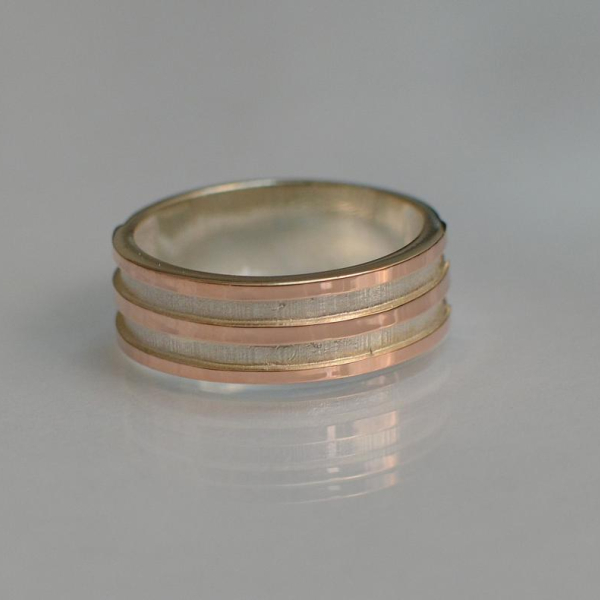 Обручальное кольцо из серебра с золотом