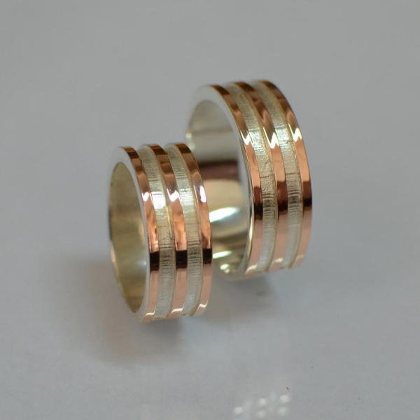 Обручальное кольцо из серебра с золотом