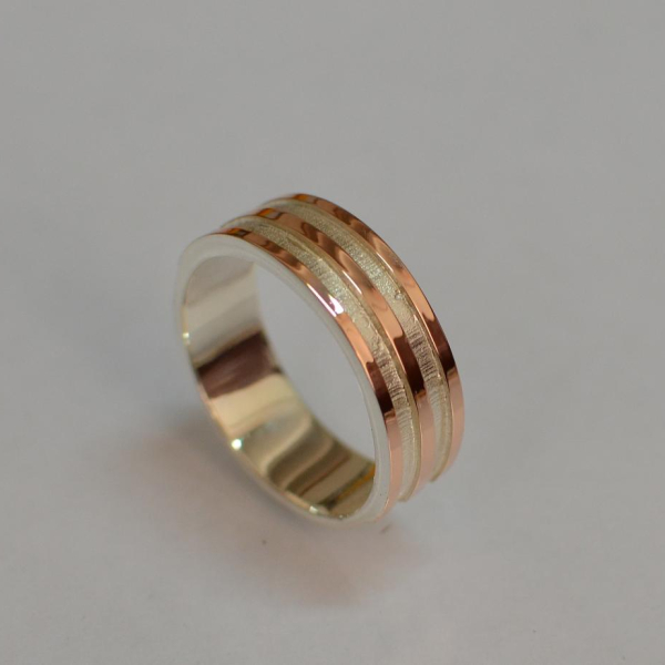 Обручальное кольцо из серебра с золотом