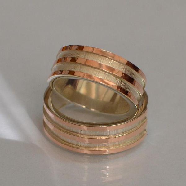 Обручальное кольцо из серебра с золотом