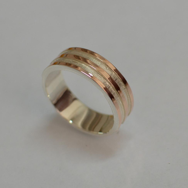 Обручальное кольцо из серебра с золотом