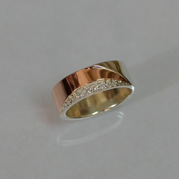 Обручальное кольцо из серебра с золотом