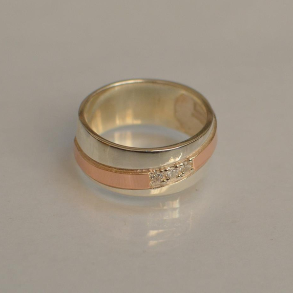 Обручальное кольцо из серебра с золотом