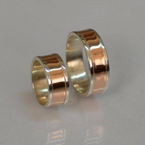 Серебряное обручальное кольцо с золотыми вставками