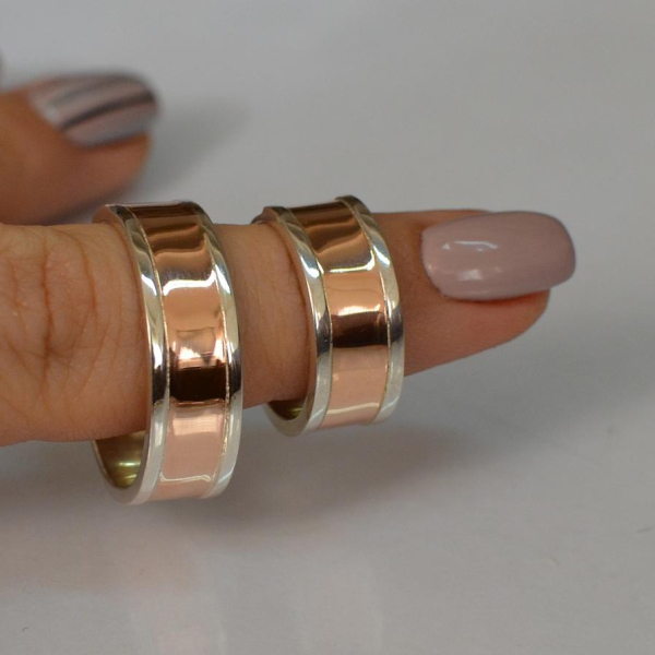 Серебряное обручальное кольцо с золотыми вставками