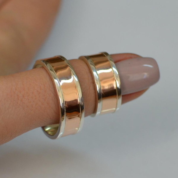 Серебряное обручальное кольцо с золотыми вставками