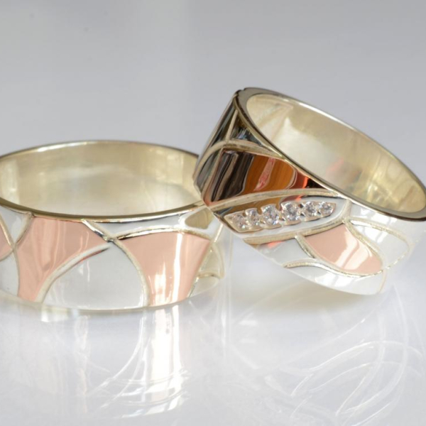 Пара обручальных колец из серебра с золотом