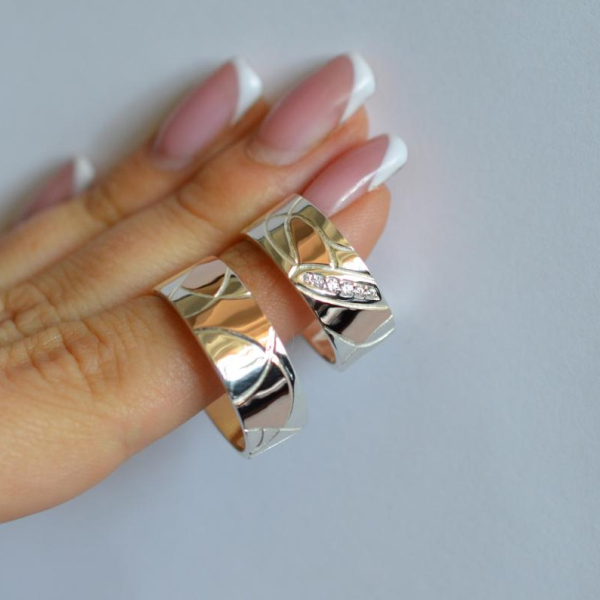 Пара обручальных колец из серебра с золотом