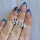 Сережки-гвоздики бабочки