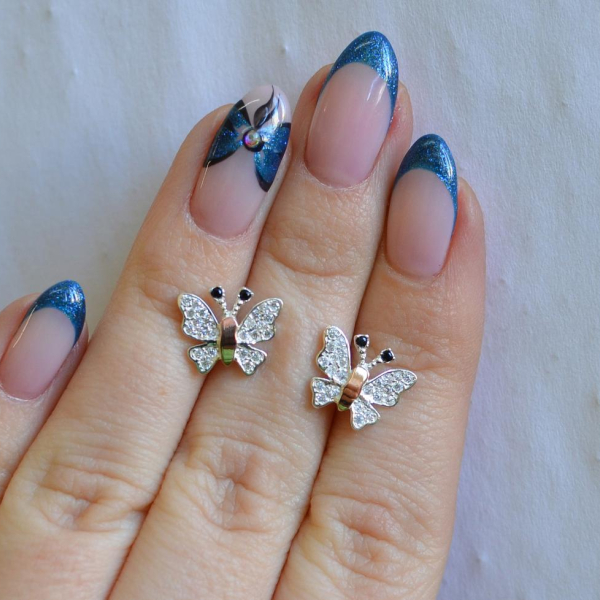 Сережки-гвоздики бабочки