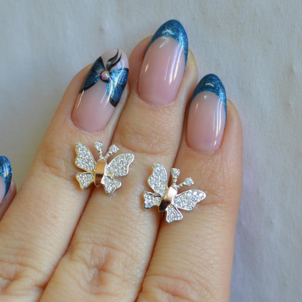 Сережки-гвоздики бабочки