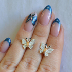 Сережки-гвоздики бабочки