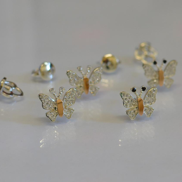 Сережки-гвоздики бабочки