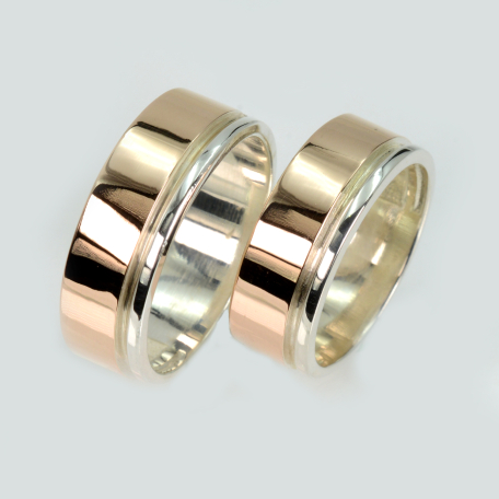 Пара серебряных обручальных колец с золотыми пластинами