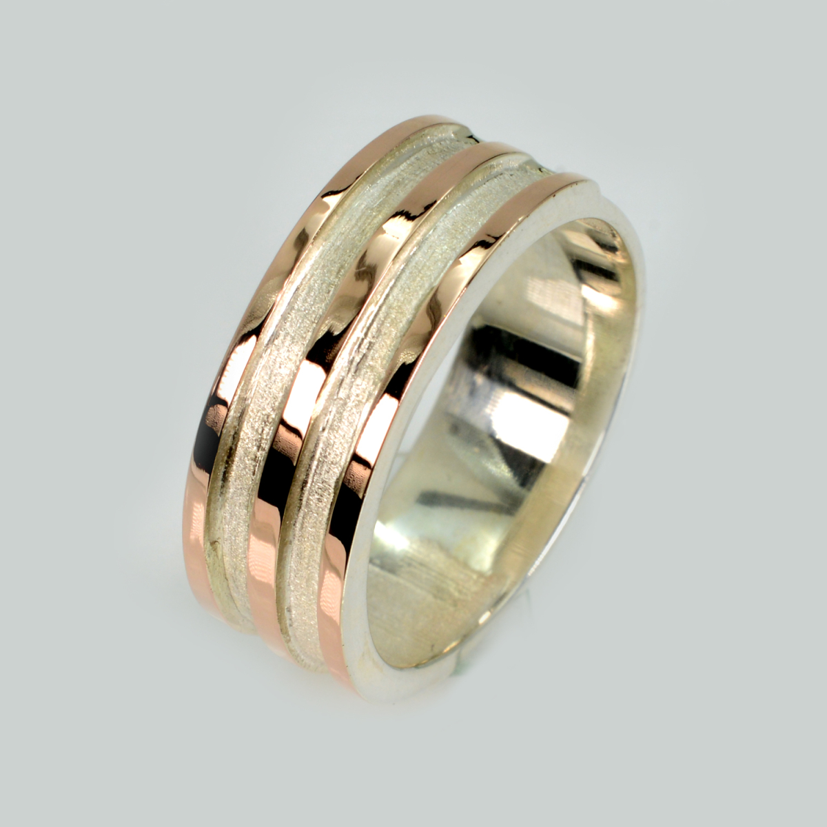 Обручальное кольцо из серебра с золотом