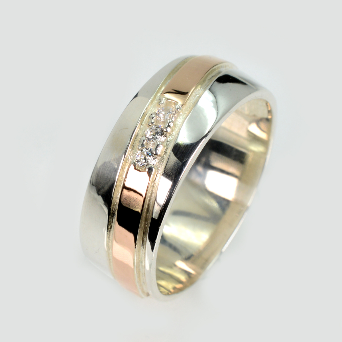 Обручальное кольцо из серебра с золотом