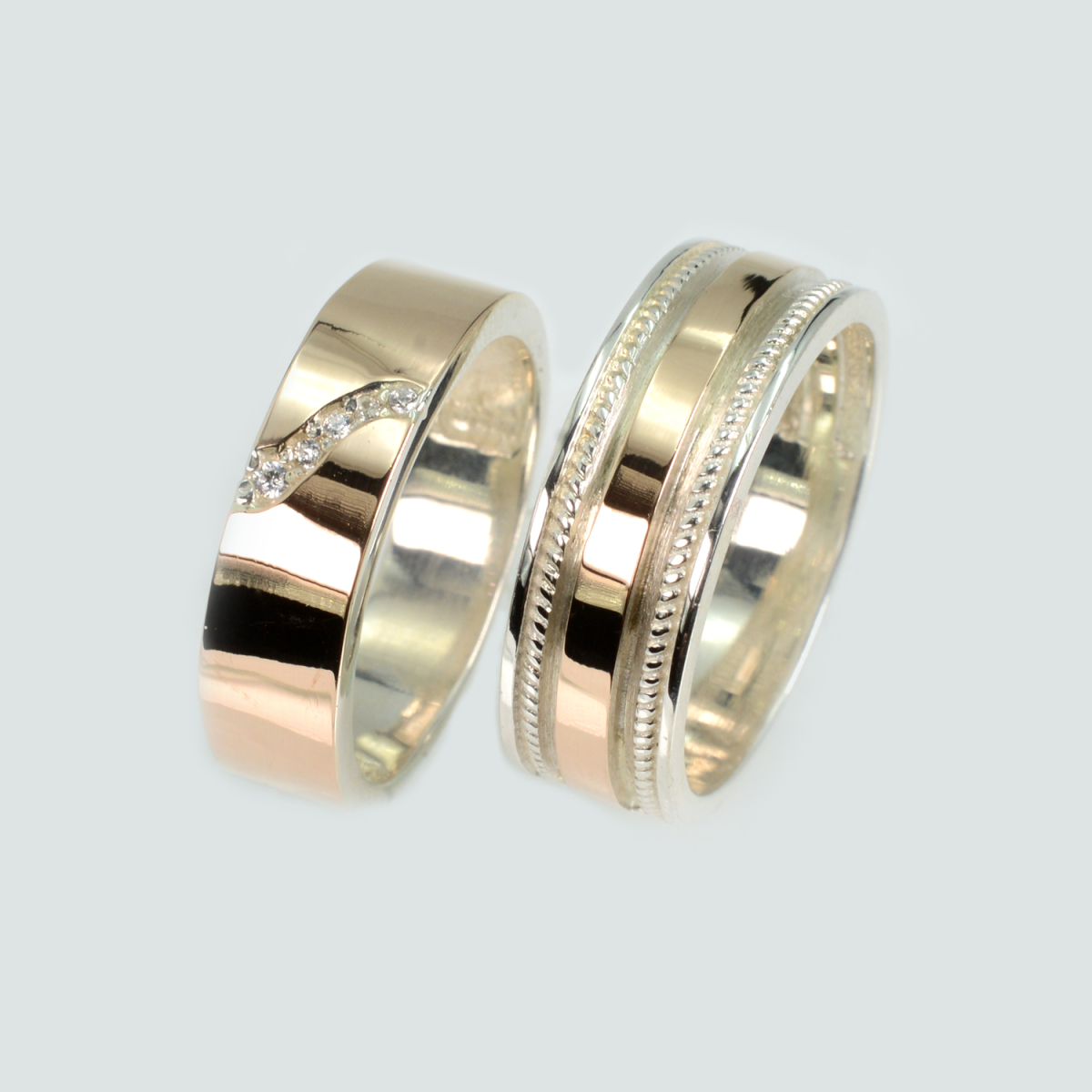 Пара обручальных колец из серебра с золотом